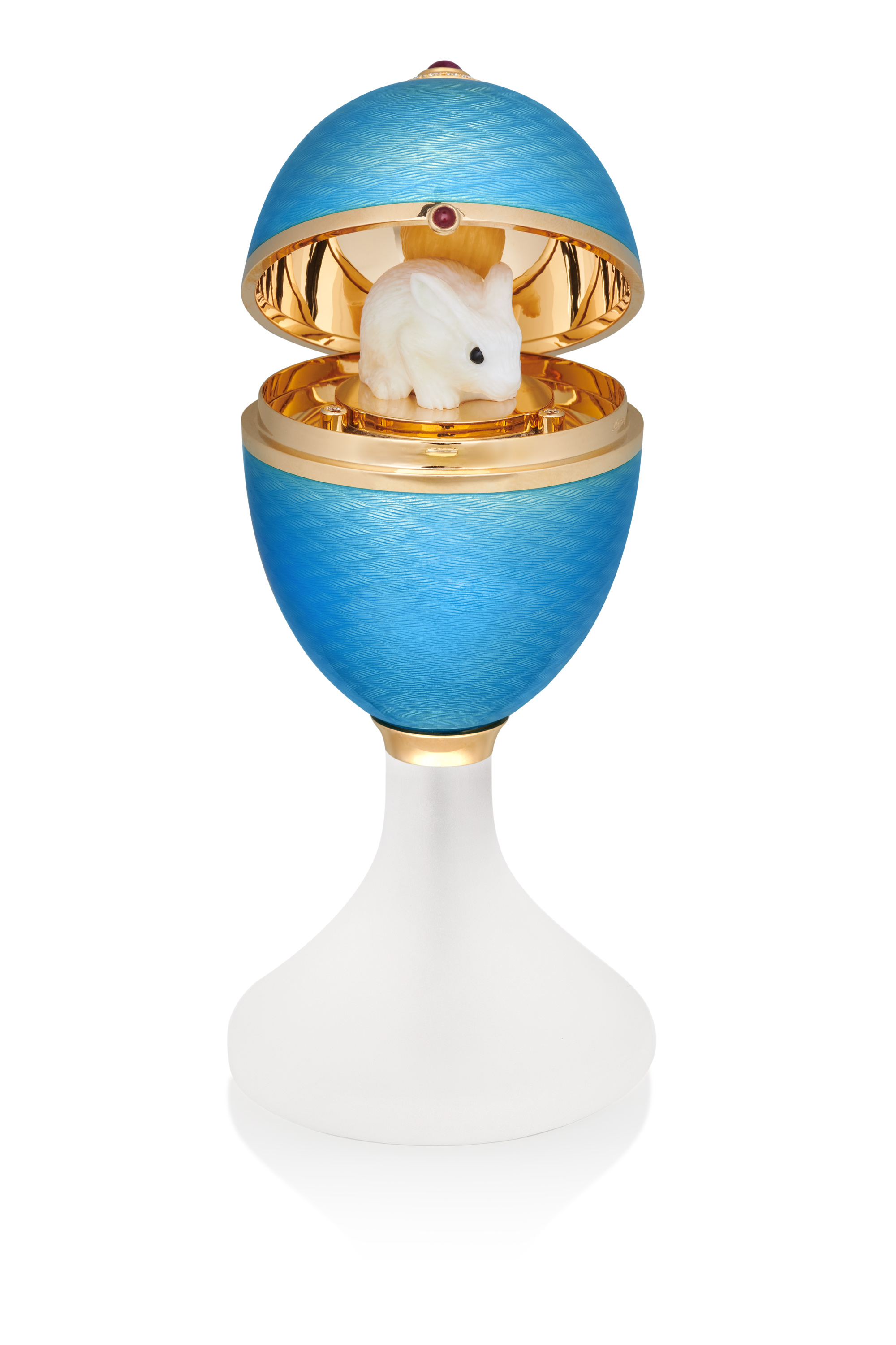 Подарочное яйцо Mercury Enamel из желтого золота с голубой эмалью, бриллиантами и рубинами. Внутри яйца съемная фигурка в виде зайца из белого опала с ониксом