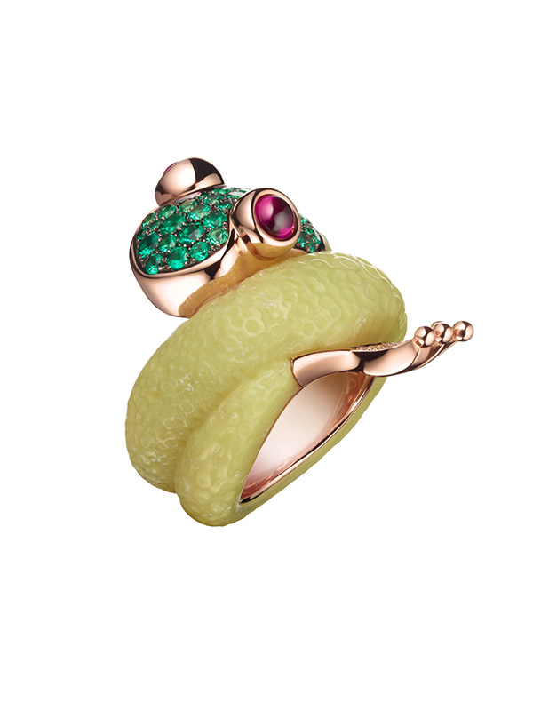 Кольцо de Grisogono Mascote из розового золота и алебастра с бриллиантами, изумрудами и рубинами