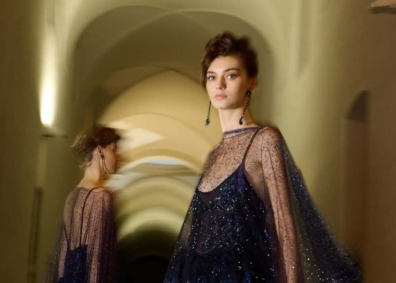 Модель на показе Giorgio Armani весна-лето 2026 (фото: @Giorgioarmani)