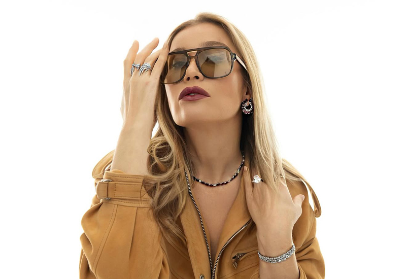  В колье и серьгах Sutra Jewels, кольце и браслете Mercury Classic, кольце Casato Yasmeen, кольце Yeprem