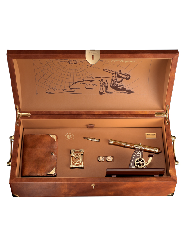 Подарочный набор S.T. Dupont Shoot The Moon Prestige. В набор входит: блокнот, зажигалка, запонки, ручка, подставка.