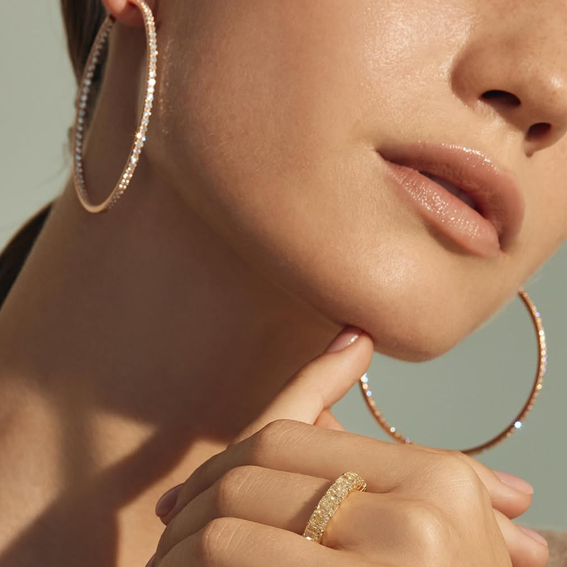 Серьги-кольца: какие модели актуальны и как их носить