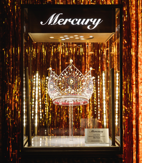  Корона Mercury для конкурса «Мисс Россия» из белого золота, украшена жемчужинами (203 шт) , бриллиантами (42к), синими сапфирами (60к) и алыми рубинами (58к)