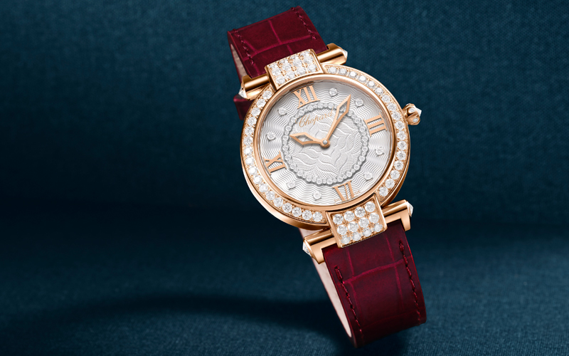 Часы Imperiale в корпусе из «этичного» розового золота с бриллиантами. Циферблат украшен тонким гильоше.