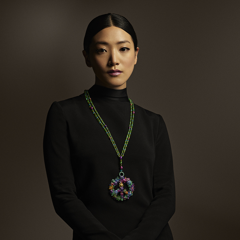 Модель в колье-сотуаре Chopard  Red Carpet с подвеской Peace and Love 