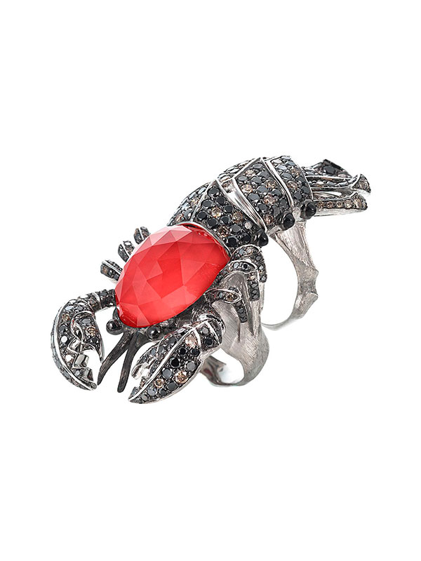 Кольцо Stephen Webster Jewels Verne из белого и частично черненого золота с кораллом, ониксом, черными бриллиантами и бриллиантами цвета шампань