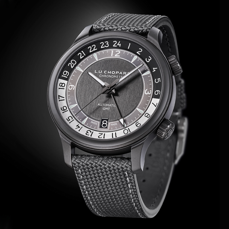 Часы L.U.C GMT One Black в 42 мм корпусе из керамизированного титана марки Grade 5. Внутрь установлен калибр L.U.C 01.10-L с индикацией времени двух часовых поясов