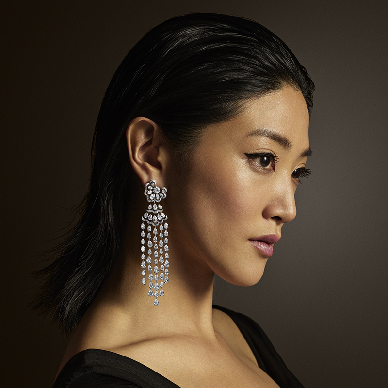 Модель в серьгах-каскадах Chopard Red Carpet