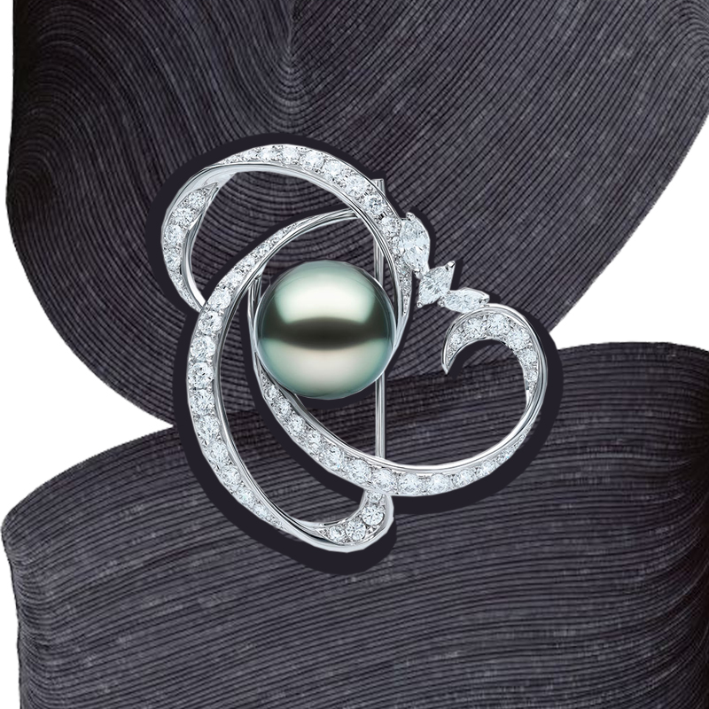 Брошь Mikimoto Classic из белого золота с бриллиантами и черной жемчужиной
