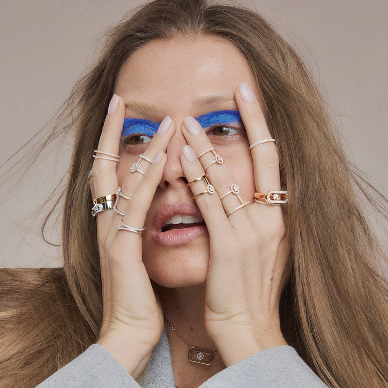 На фото: модель в кольцах из коллекций Glam'Azone, Gatsby, Move Noa, Move Uno, кулоне коллекции So Move, все Messika