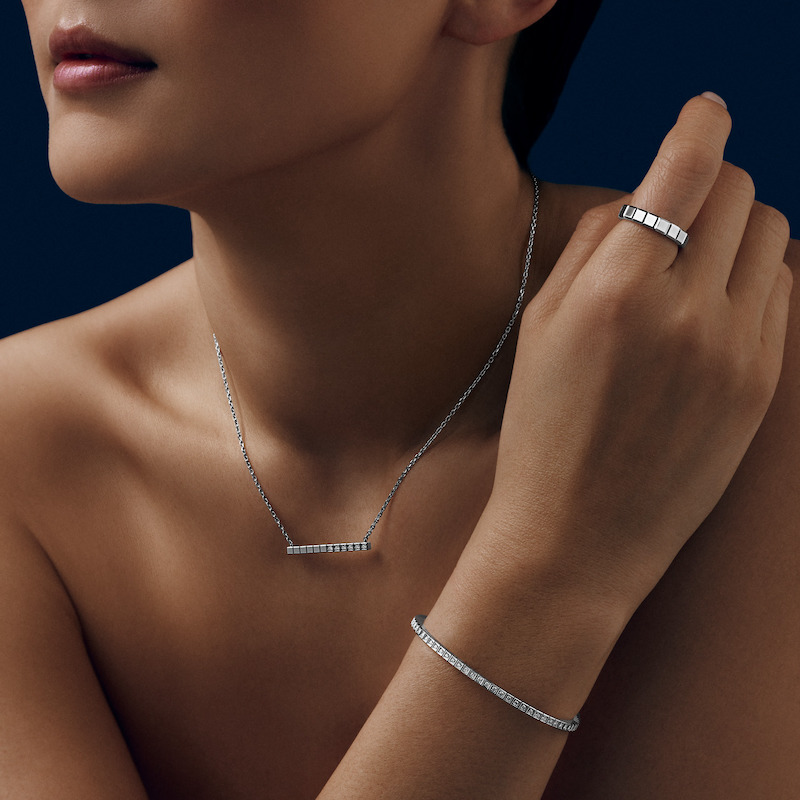 На фото: кулон, браслет и кольцо, все Chopard Ice Cube