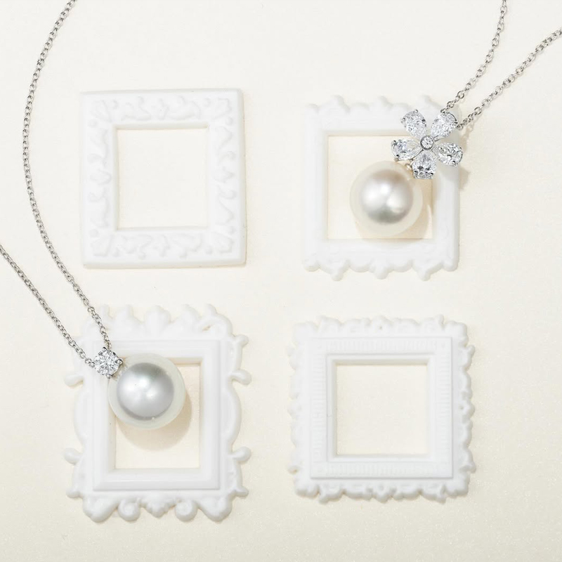 улоны Mercury Classic и Flower из белого золота с бриллиантами и жемчугом