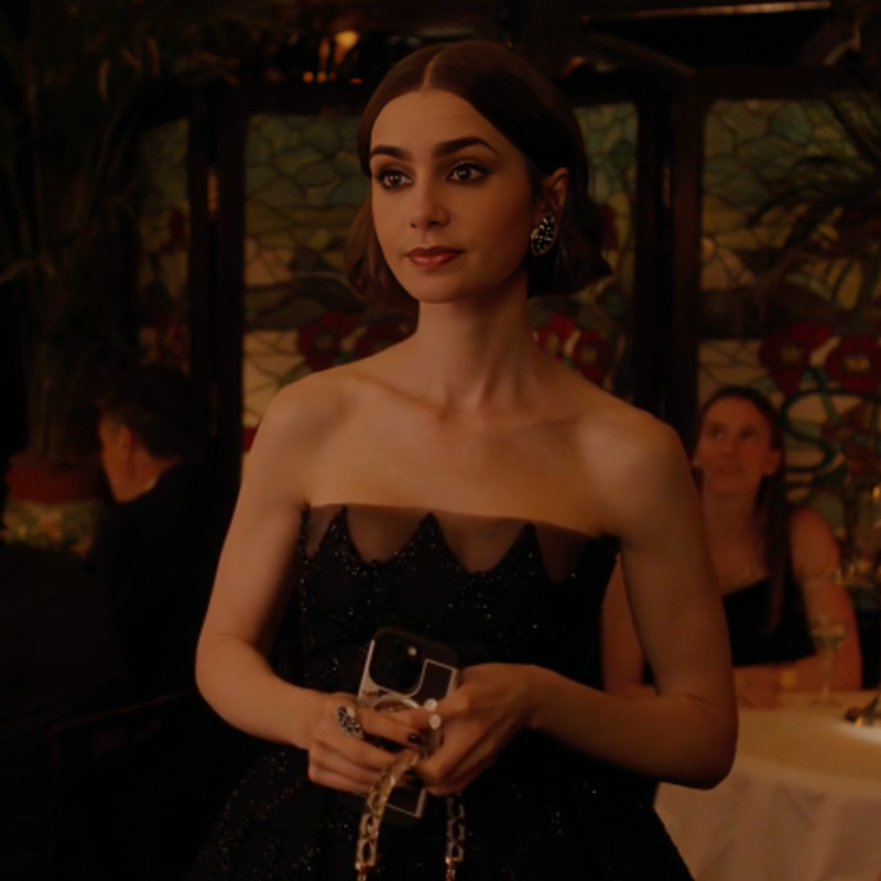 Лили Коллинз в кольце и серьгах FerriFirenze Lucciola