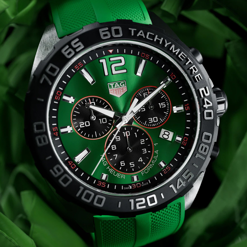 На фото: хронограф TAG Heuer в 43 мм стальном корпусе с указателем даты и зеленым циферблатом с эффектом Sunray