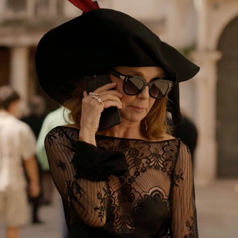  Филиппин Леруа-Болье в серьгах кольце Yeprem