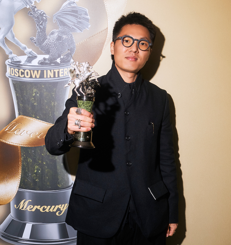  Чжэн Сюйсун удостоился «Серебряного святого Георгия» за документальный фильм «Долгий путь домой»