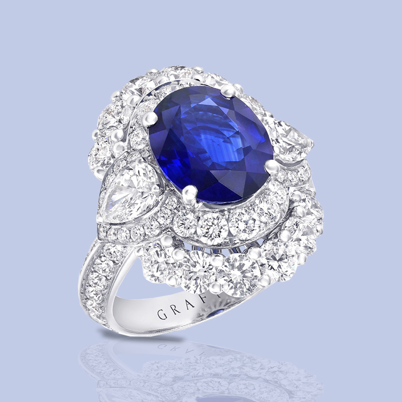 На фото: кольцо Graff Classic из белого золота с бриллиантами и сапфиром