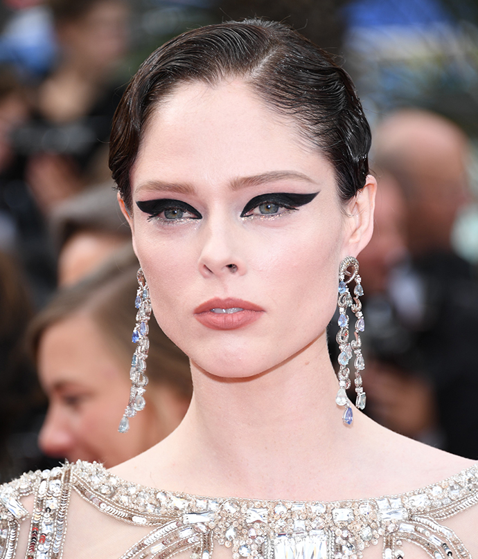 Коко Роша в серьгах Chopard Haute Joaillerie из белого золота с сапфирами (52,88 к) и бриллиантами