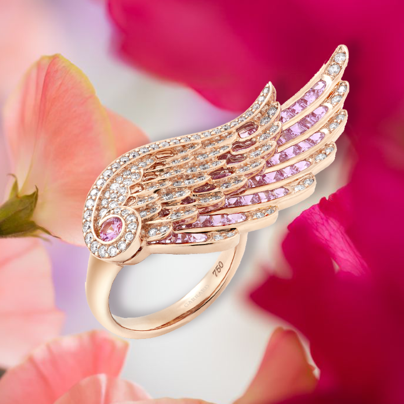 На фото: кольцо Garrard Wings Embrace из розового золота с бриллиантами и розовыми сапфирами