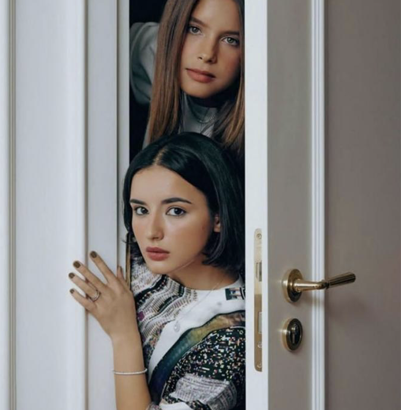 Дана и Александра. На Александре кольцо и браслет, все Mercury Classic