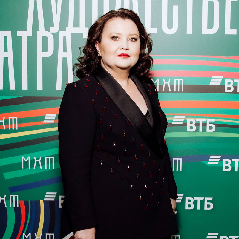 Альбина Шагимуратова в серьгах Mercury Color в белом золоте с рубинами и бриллиантами
