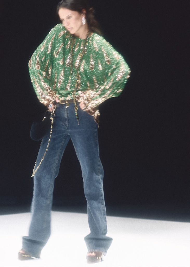 ZIvert в топе Valentino, джинсах Giorgio Armani, клогах Paris Texas, с сумкой Chloé, в кольце Mercury Gems и серьгах Mercury Classic