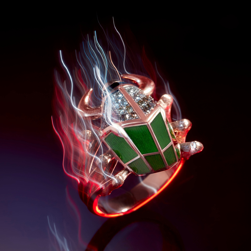 Кольцо Stephen Webster Jitterbug Toro Beetle из желтого золота с бриллиантами, гранатами и зеленой эмалью