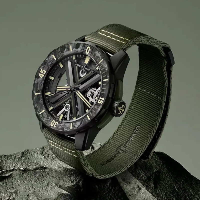 На фото: дайверы Ulysse Nardin в 44 мм корпусе из титана с черным DLC покрытием со скелетонизированным циферблатом На фото: дайверы Ulysse Nardin в 44 мм корпусе из титана с черным DLC покрытием со скелетонизированным циферблатом