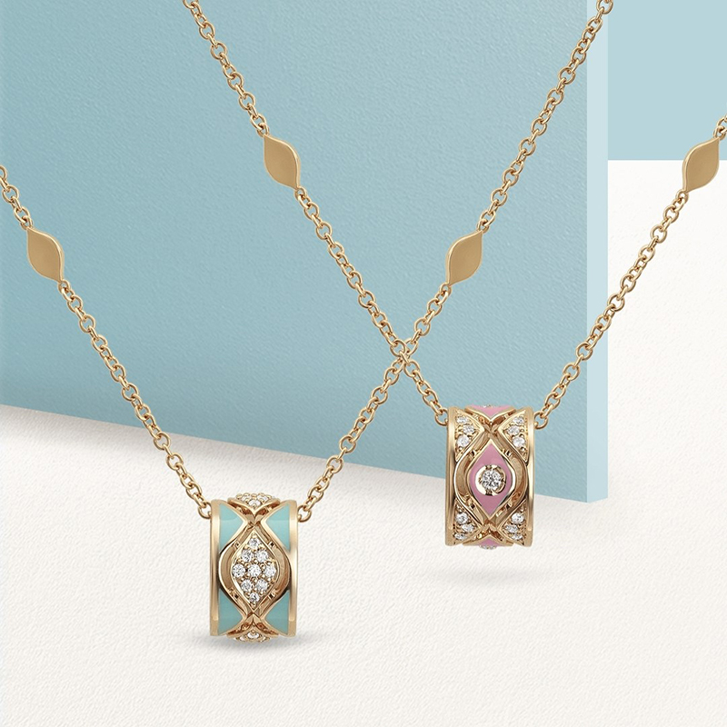 На фото: кулоны Casato Mikou из розового золота с бриллиантами и цветной эмалью