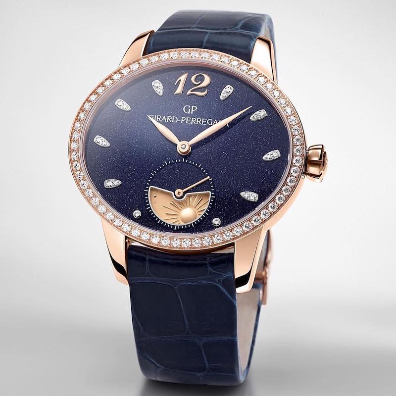 На фото: часы Girard-Perregaux Cat's Eye в 35,44 мм х 30,44 мм корпусе из розового золота с указателем день/ночь, бриллиантами на безеле и в виде часовых меток