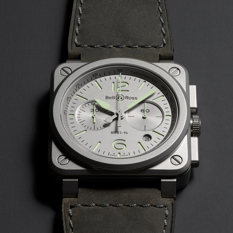 На фото: хронограф Bell & Ross BR-03 94 Horolum в 42 мм стальном корпусе с люминесцентными метками и стрелками, указателем даты. Ограниченная серия: 500 шт.