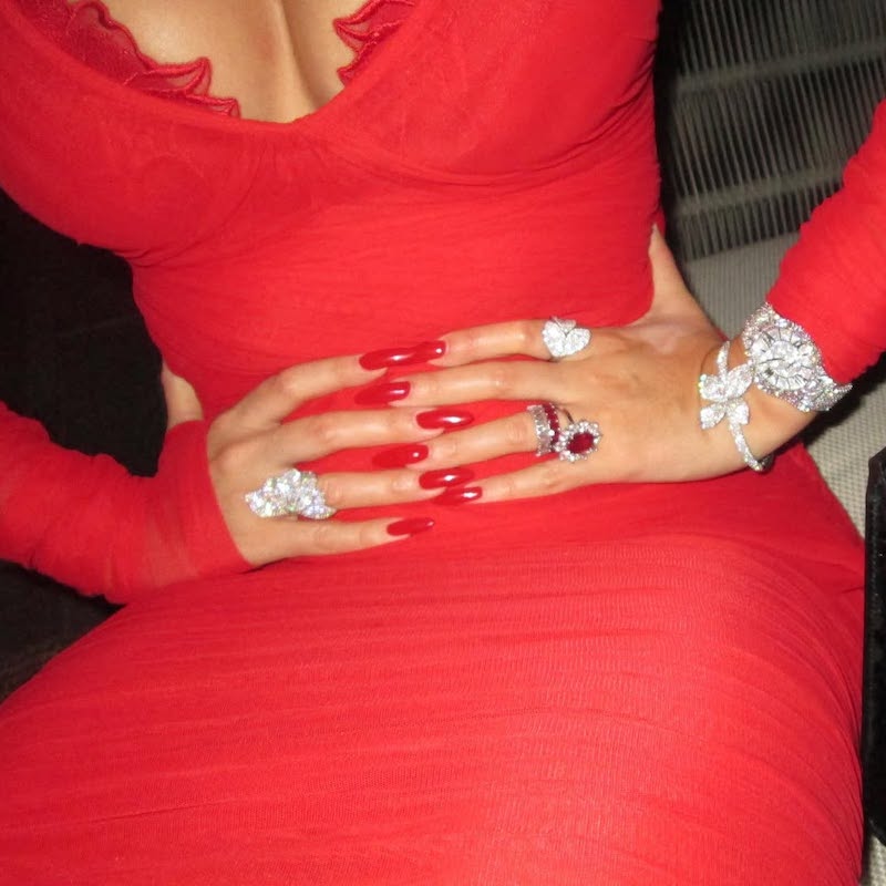 В кольцах Pasquale Bruni и часах Chopard L'Heure du Diamant