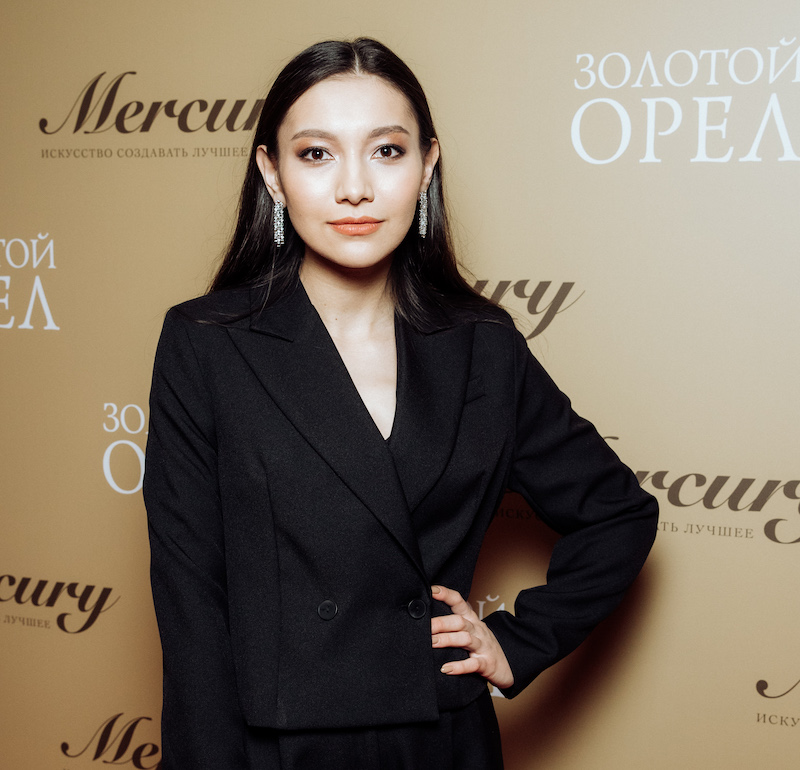 Номинант в категории «лучшая женская роль в кино» актриса Елена Ербакова в серьгах Mercury Classic