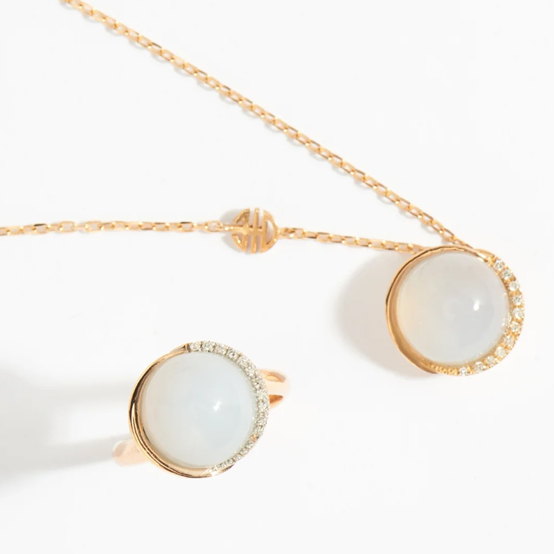 Кулон и кольцо MIMI Abbracci из розового золота с жемчугом и бриллиантами Кулон и кольцо MIMI Abbracci из розового золота с жемчугом и бриллиантами