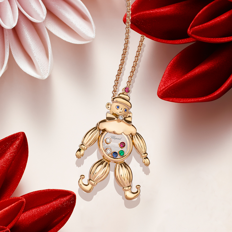 На фото: кулон Chopard Happy Clown
