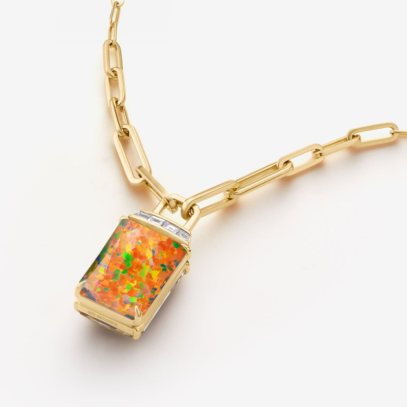 На фото: колье Stephen Webster CHII из желтого золота с огненным и белым опалом