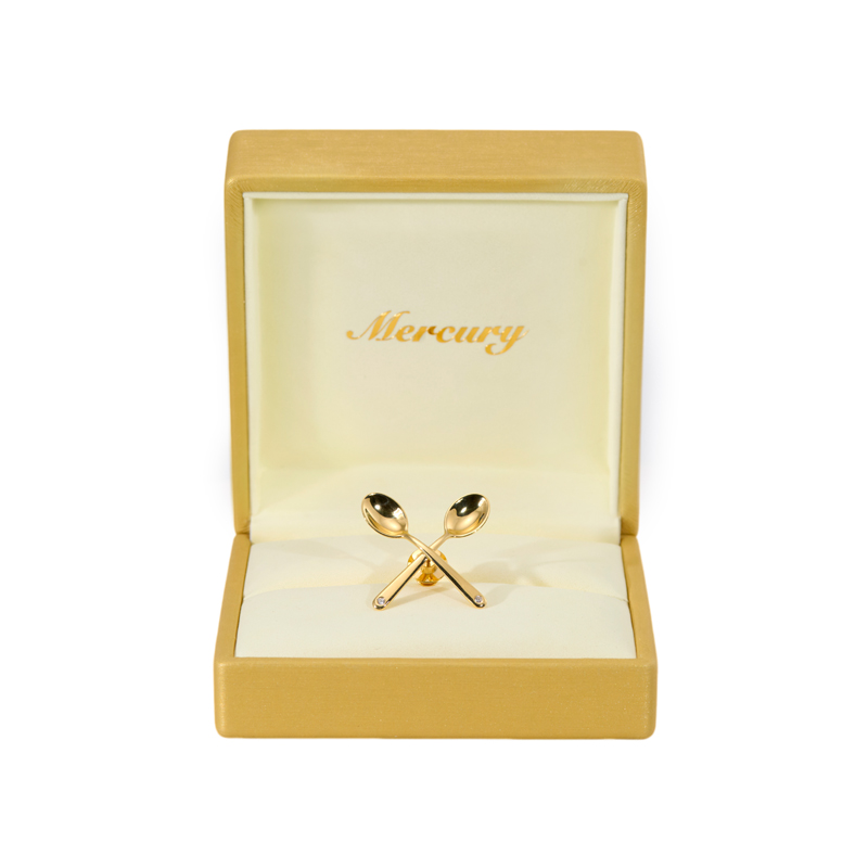  Брошь, созданная ювелирной компании Mercury для спецноминации «Женщина шеф-повар года»