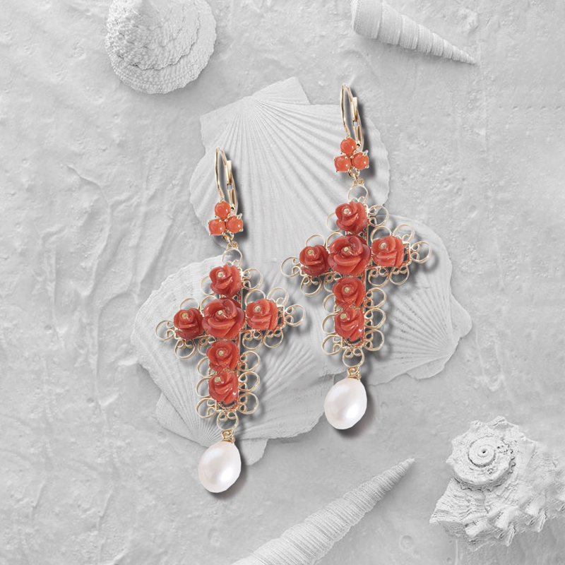  На фото: cерьги Dolce&Gabbana Mamma из желтого золота с жемчугом и кораллом