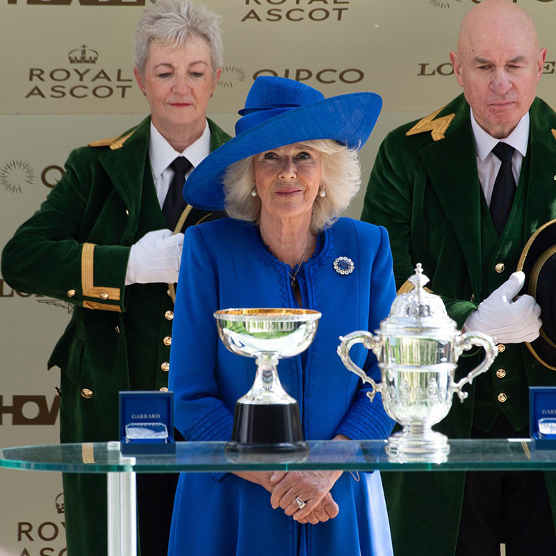 В первый день Royal Ascot 2024 во время вручения победительнице серебряного приза St. James Palace Stakes, изготовленного Garrard, королева-консорт Камилла появилась в броши королевы Виктории с сапфирами и бриллиантами. Это изделие одно из самых важных украшений королевской коллекции от Garrard, которую часто носила королева Елизавета II.