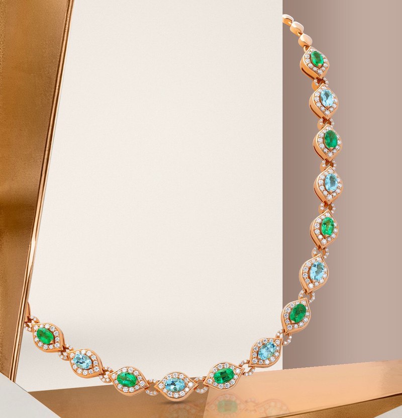 На фото: колье Mikou Vienna из розового золота с бриллиантами, изумрудами и аквамаринами