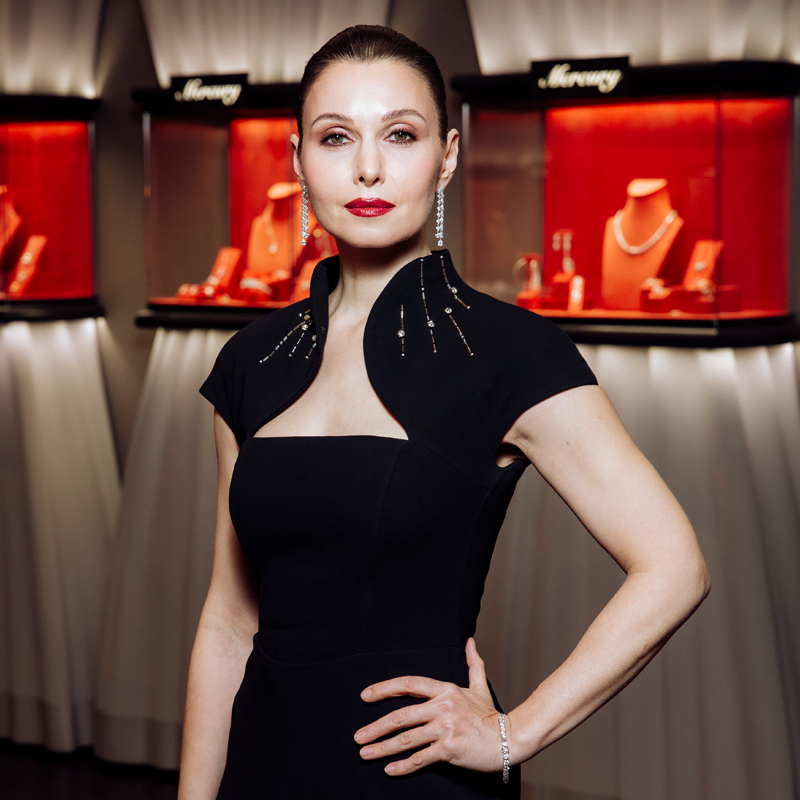 Александра Урсуляк в серьгах и браслете Mercury Classic