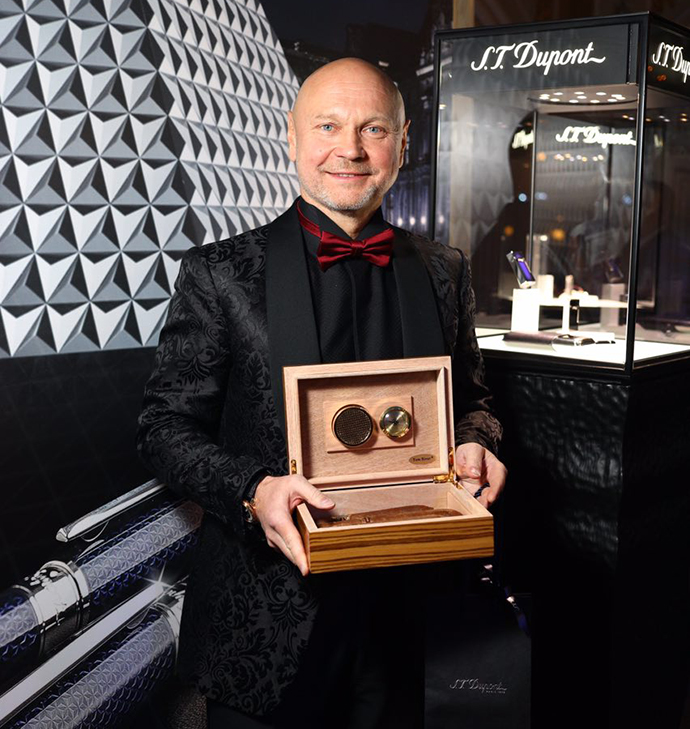 Политик Сергей Катасонов с зaжигалкой S.T. Dupont