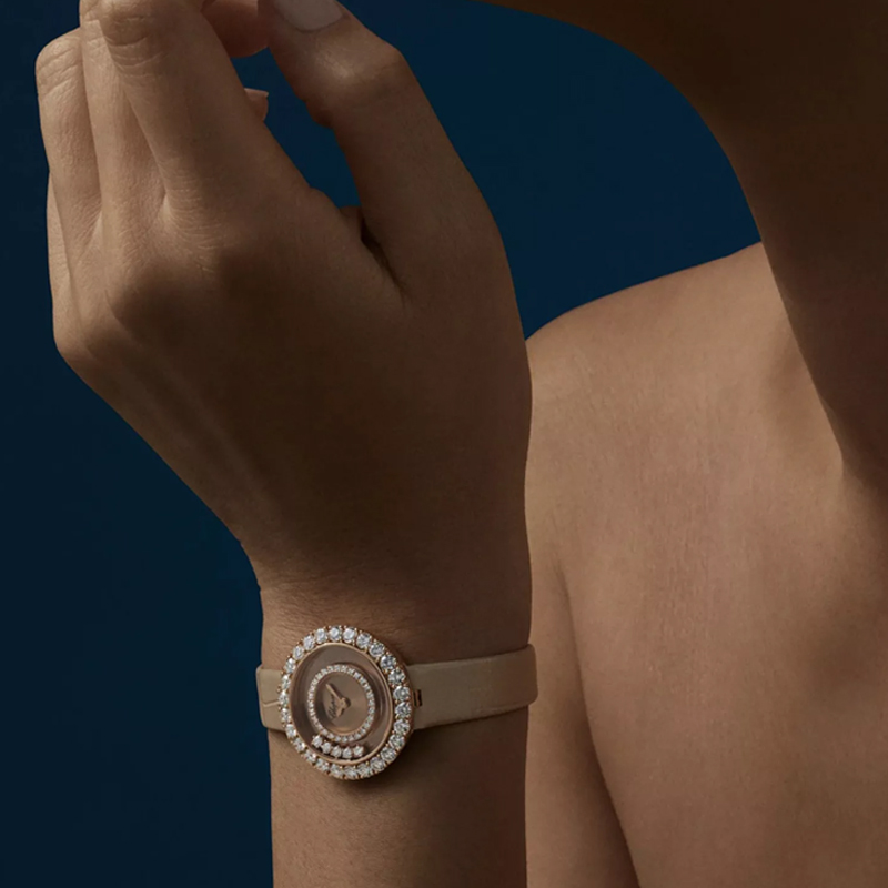 Часы Chopard Happy Diamonds Icons Round в 29 мм корпусе из розового золота с бриллиантами на безеле и циферблате, пять плавающих бриллиантов внутри