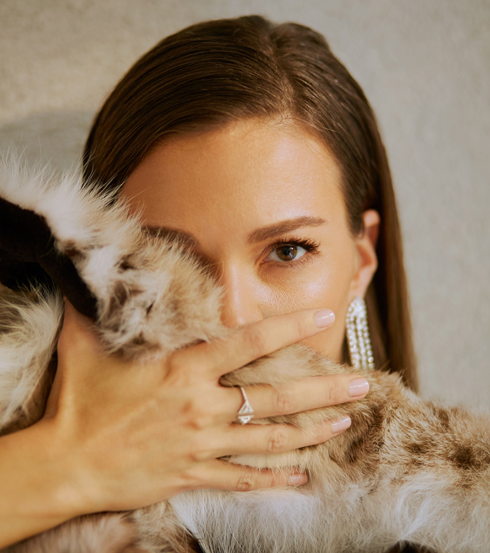 В серьгах Mercury Classic, кольце Messika Thea