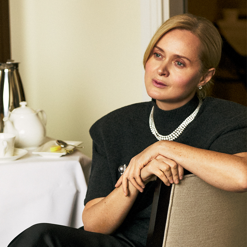 Анна в колье, серьгах и кольце, все Mercury Classic