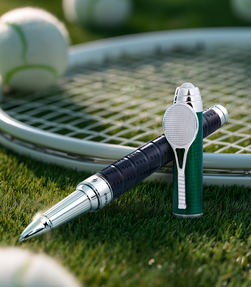 На фото: ручка-роллер S.T. Dupont Tennis с отделкой палладием с черным IP-покрытием и зеленым натуральным лаком На фото: ручка-роллер S.T. Dupont Tennis с отделкой палладием с черным IP-покрытием и зеленым натуральным лаком