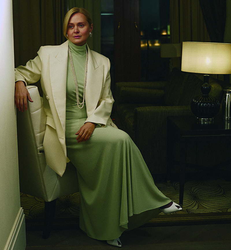 Анна в колье и серьгах, все Mercury Classic