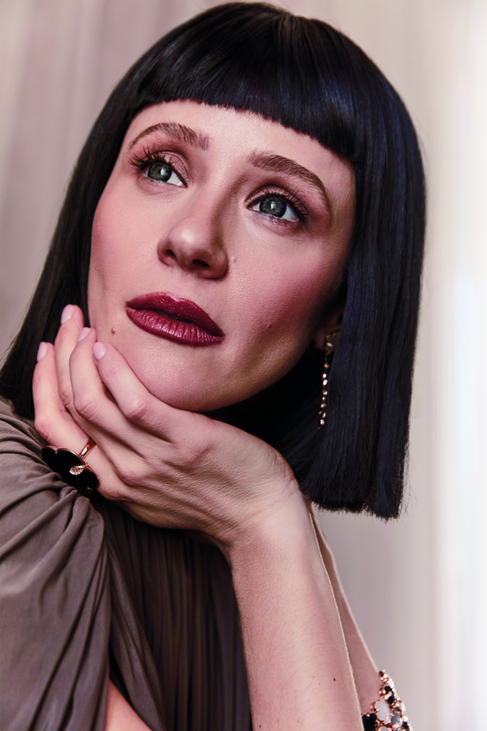 В серьгах, кольце и браслете, все Pasquale Bruni Ton Joli