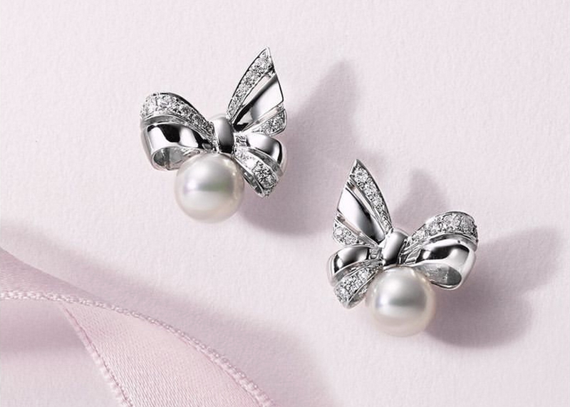 Серьги Mikimoto Ribbon в белом золоте с бриллиантами и жемчугом Акойя