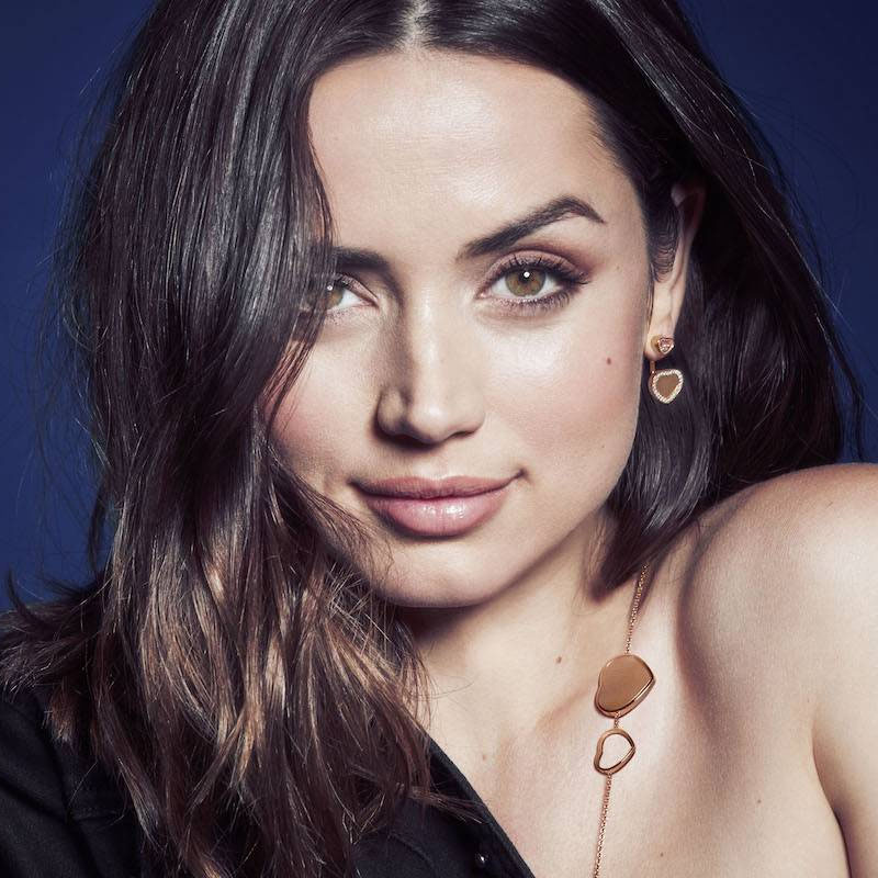 Ана Де Армас в украшениях Chopard
